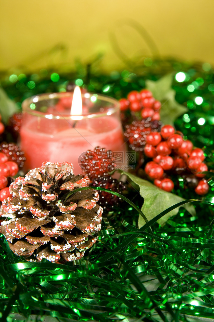 带点蜡烛的圣诞装饰品珠子玩意儿金子飘带松树火花红色锥体礼物图片