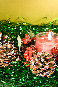 带点蜡烛的圣诞装饰品红色锥体金子玩意儿礼物飘带火花松树珠子背景图片