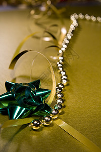 圣诞包装丝带设计要素焦点金子花环选择性红色珠子火花礼物背景图片
