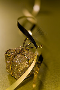 圣诞包装丝带设计要素火花礼物焦点金子红色选择性背景图片
