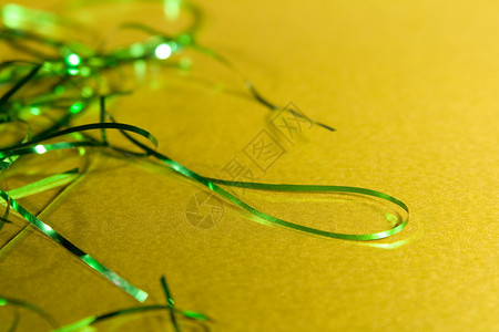 绿色和黄金节庆背景金子元素选择性飘带丝带设计焦点火花背景图片
