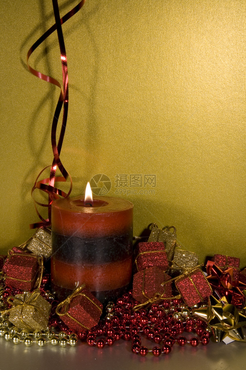 带点蜡烛的圣诞装饰品红色珠子礼物金子火花飘带玩意儿图片