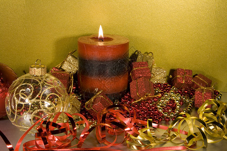 带点蜡烛的圣诞装饰品玩意儿金子火花红色飘带珠子礼物背景图片