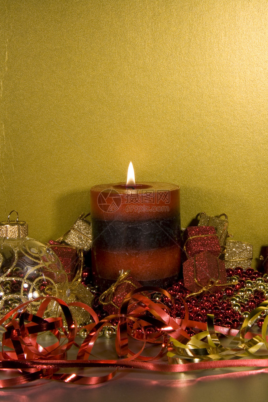 带点蜡烛的圣诞装饰品珠子玩意儿飘带礼物金子红色火花图片