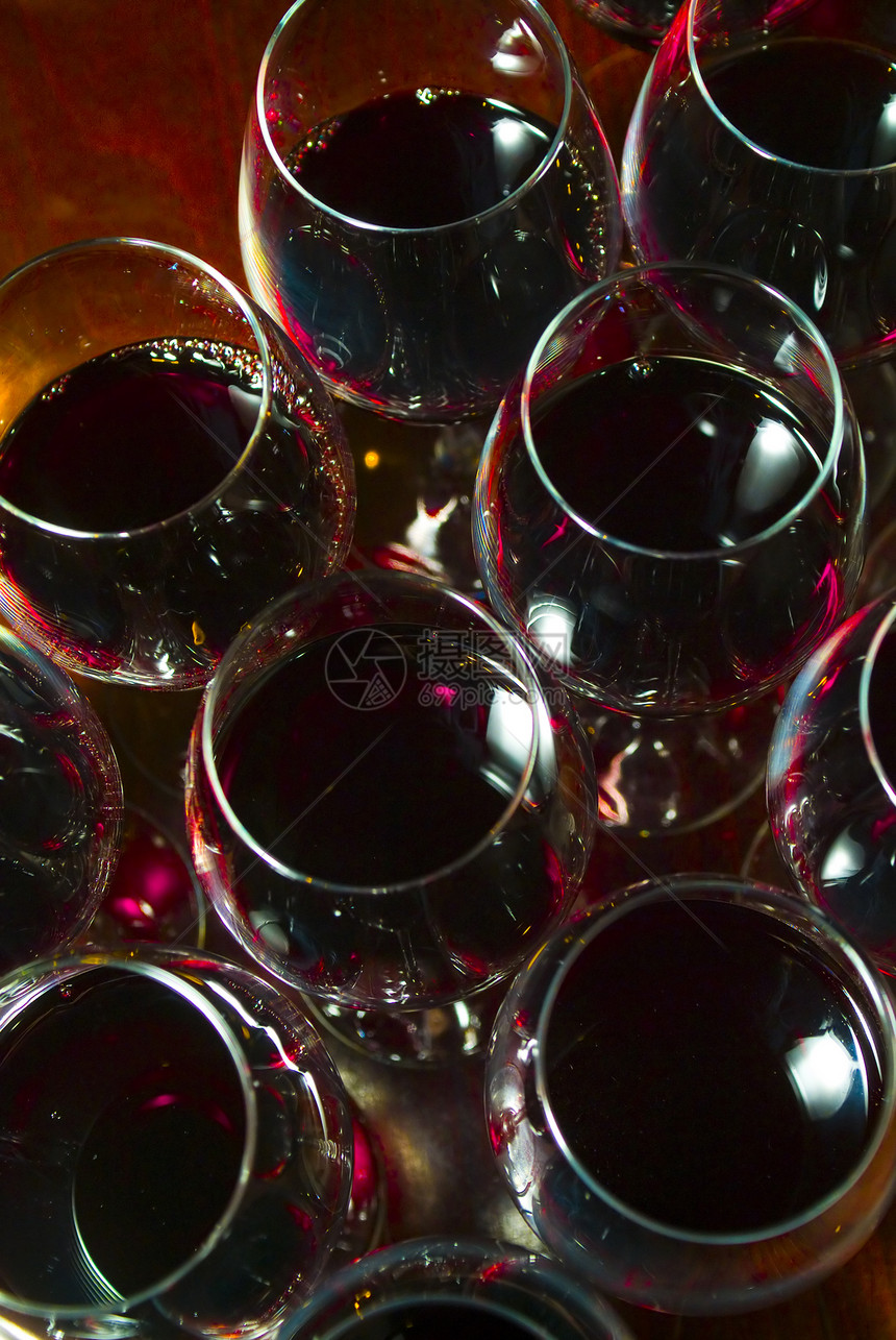 红酒液体酒精水晶派对奢华粉色工作室酒杯品酒剪裁图片