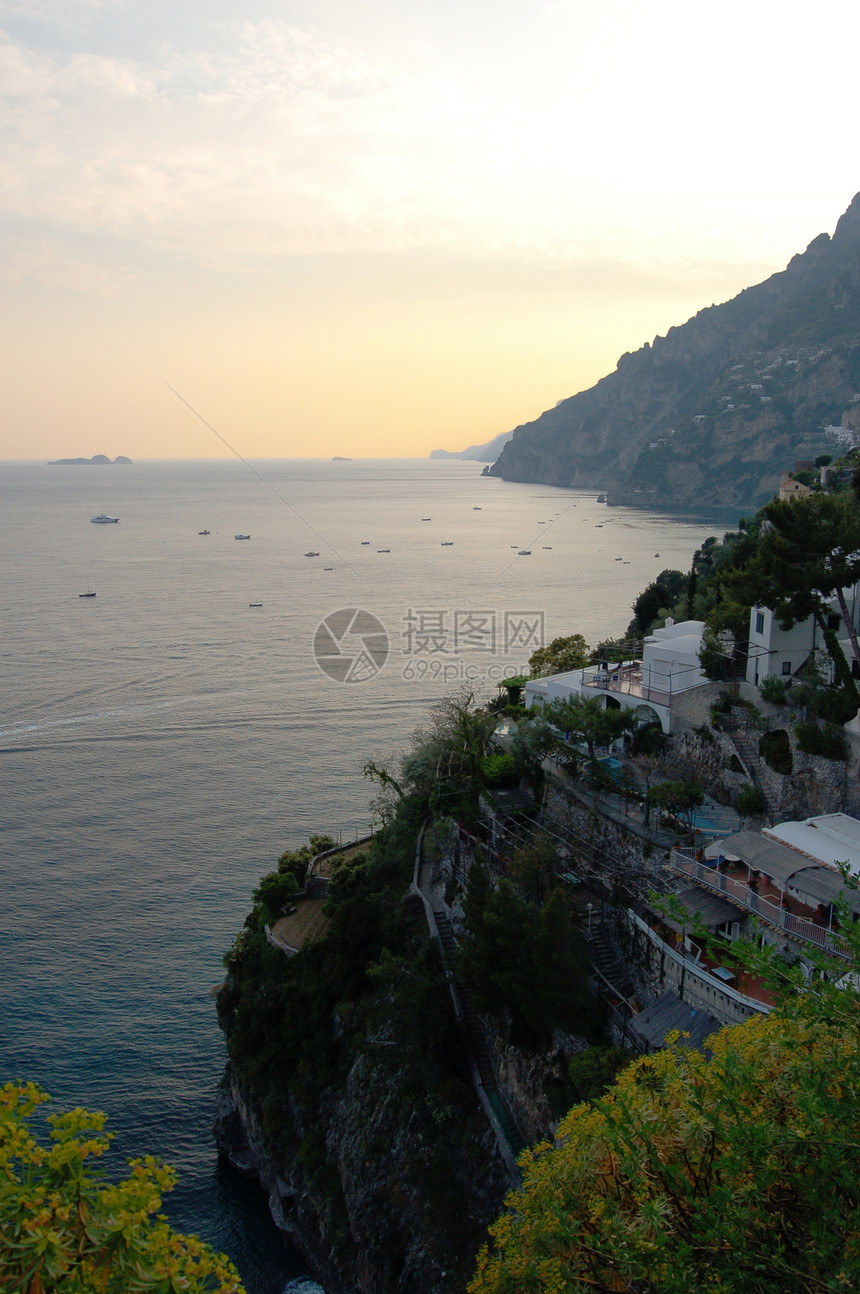 阿迈菲海岸国家旅游岩石海岸线悬崖日落场景建筑植被全景图片