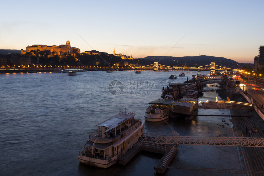 晚上在布达佩斯城堡历史性石头反射地标建筑旅行首都风格民众图片