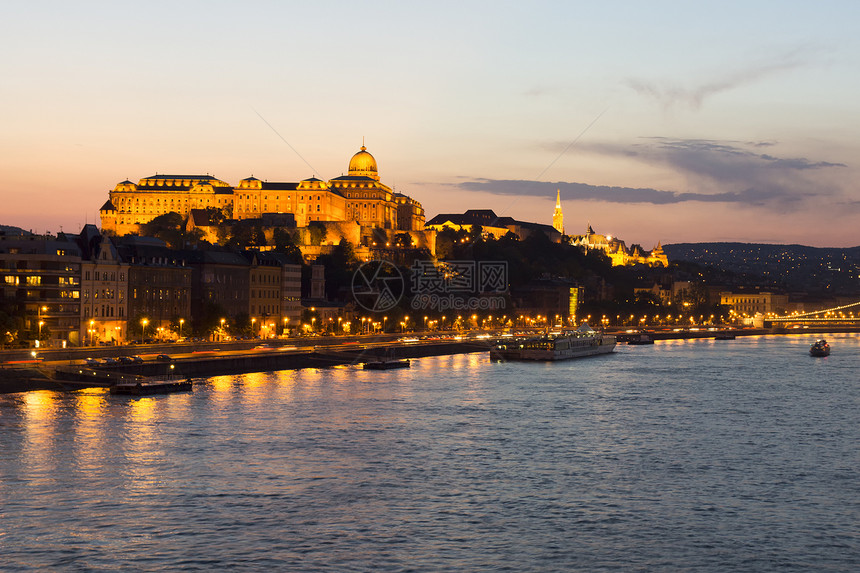 晚上在布达佩斯建筑历史性风格反射蓝色场景街道爬坡城堡石头图片