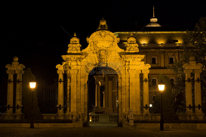 布达佩斯 Ornate 进入皇宫的拱门风格建筑学金库石头爬坡装饰地标观光建筑首都图片