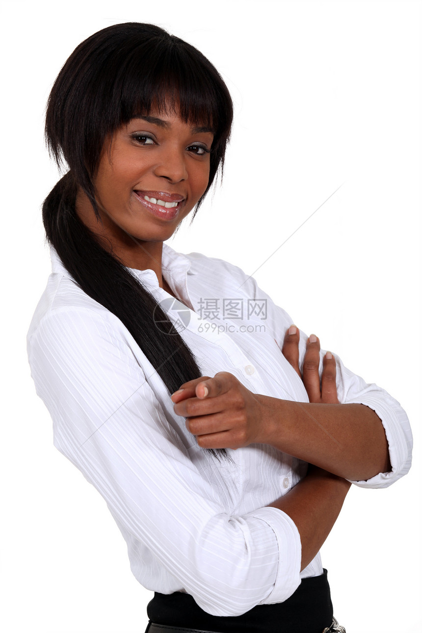 女人微笑黑色拉伸衬衫女性化姿势女性指示白色手指棕色图片