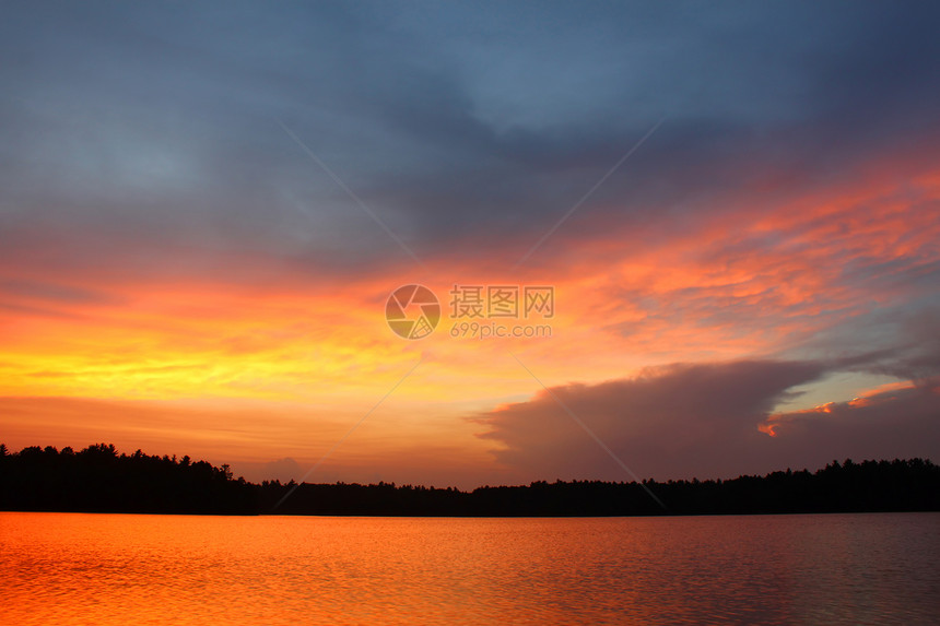 威斯康星日落在湖上图片