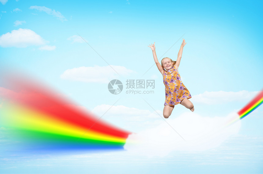 女孩跳上云彩和彩虹天空幼儿园婴儿童年艺术团体手套乐趣友谊跳跃图片