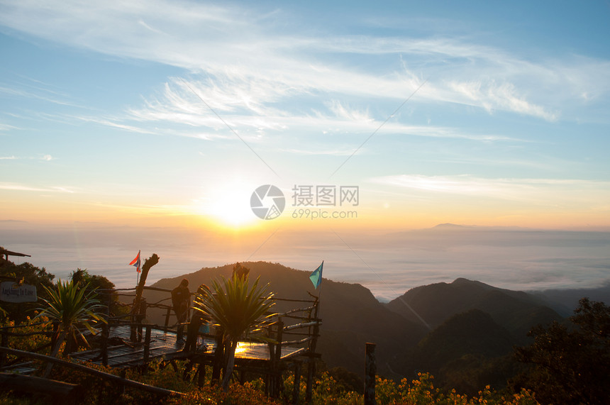 泰国北部的日出观光旅游天空农场场地地标蓝天图片