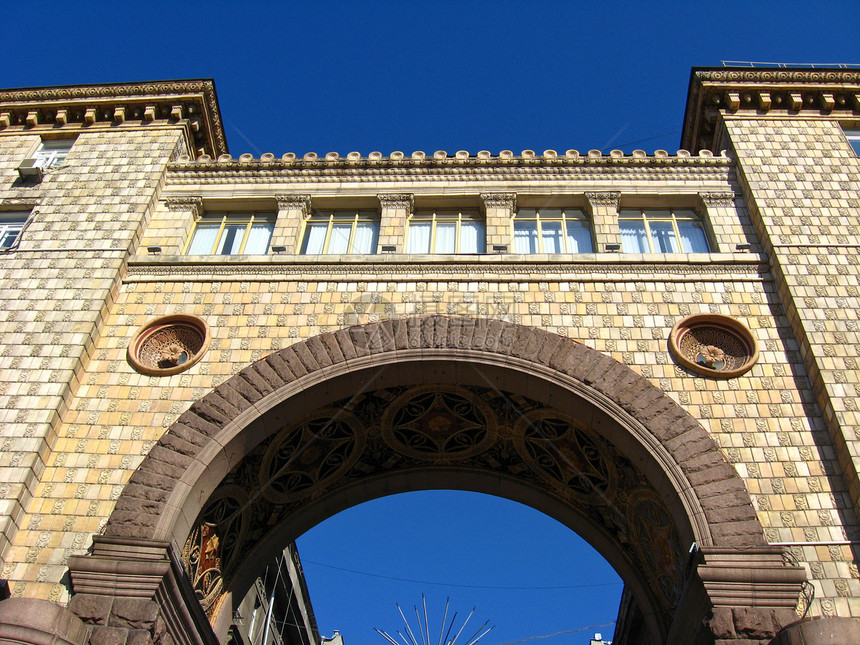 蓝色天空背景的美丽拱门面海岸人行道圆形金子圆顶城市建筑学天堂城市化柱子图片