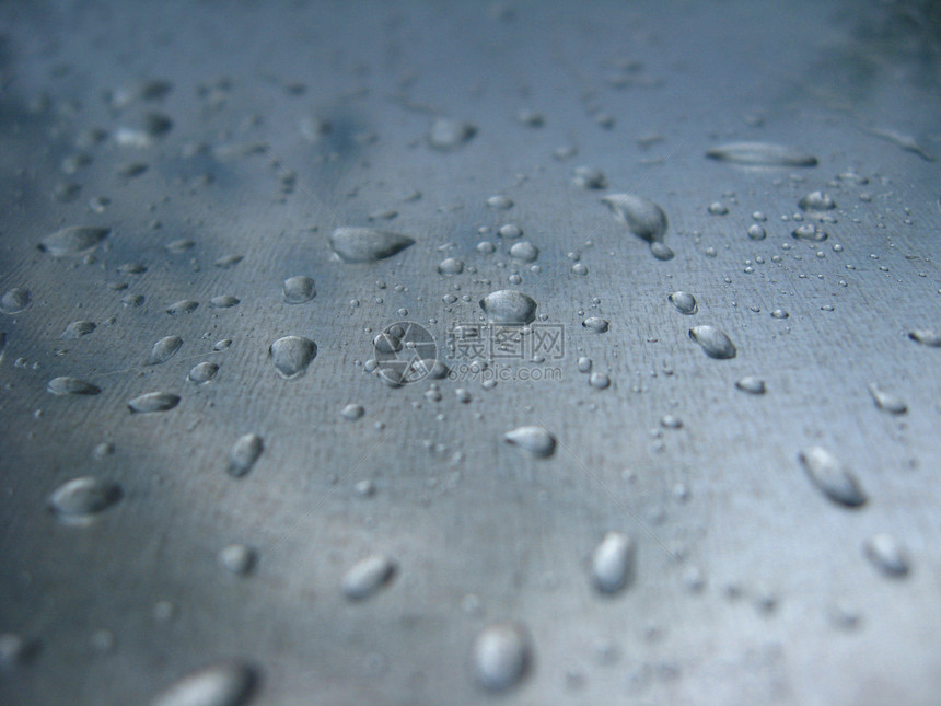 玻璃上的水滴汽车天气蓝色天堂保护气泡液体雨滴天空免版税图片