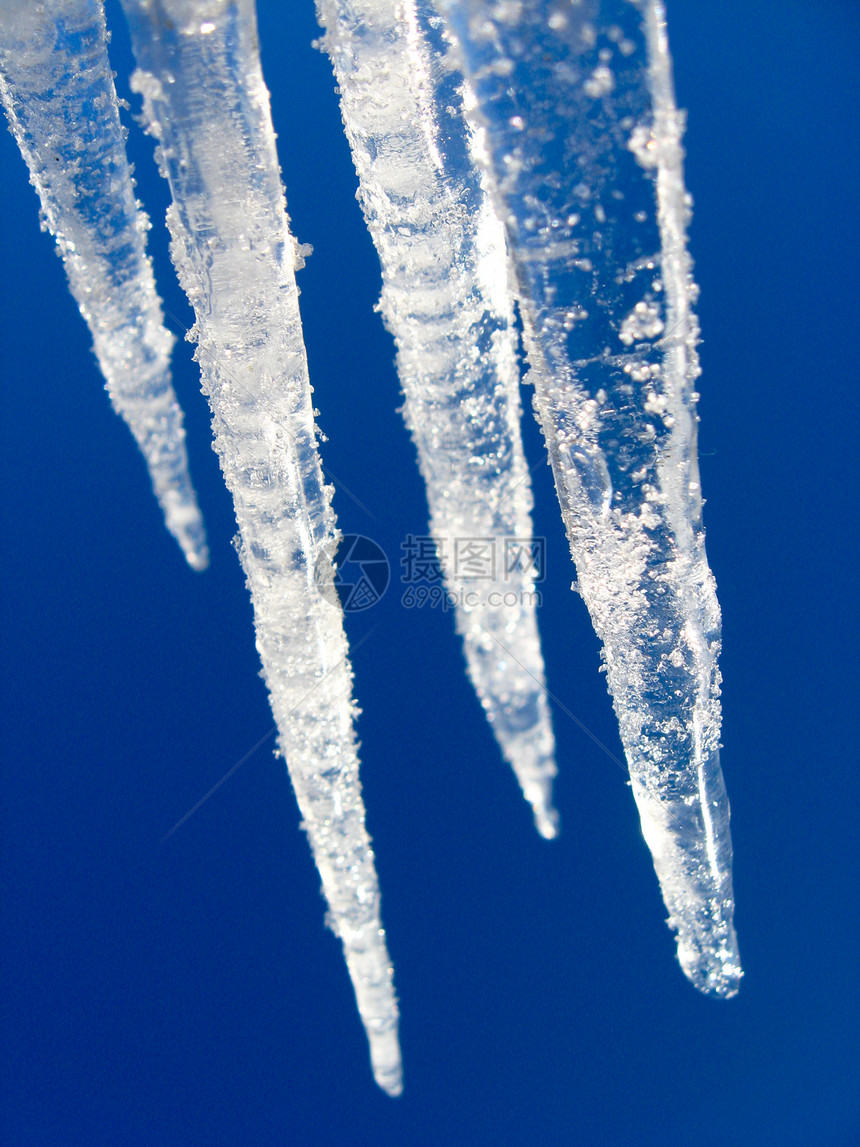 蓝色天空背景的冰柱上存款季节白色冻结状况图片