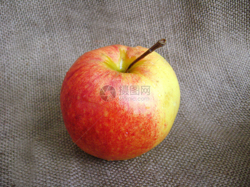 棕色背景上的苹果食物桌子香味甜点花园花蜜诱惑水果饮食果汁图片