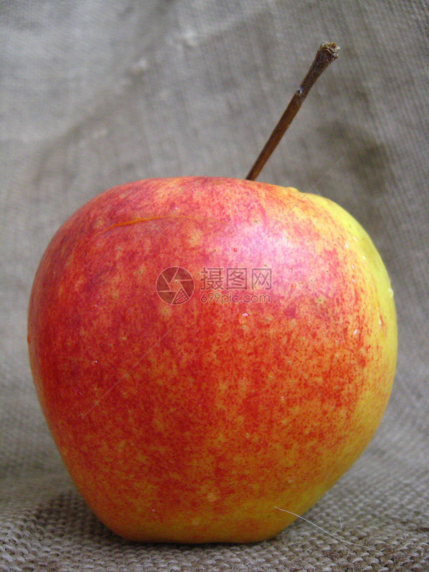 棕色背景上的苹果市场香气桌子果汁香味水果食物小吃花粉植物图片