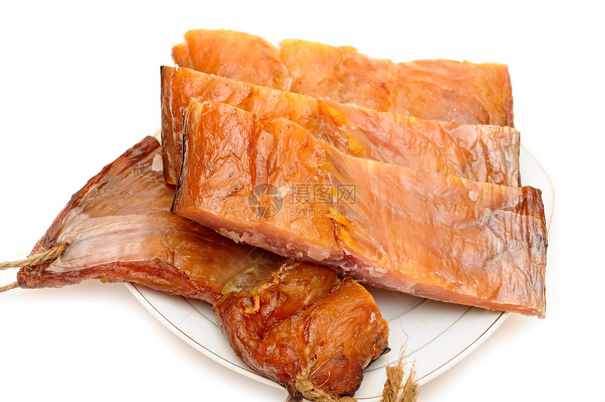 白底烟熏鱼堆皮肤腌鱼美味鲭鱼食物熏制尾巴熟食啤酒沙拉图片