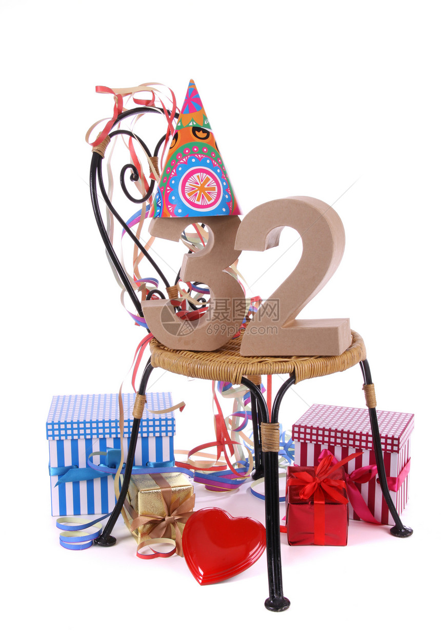 生日快乐与年龄数字 在派对气氛中工作室幸福纸板纸盒惊喜包装展示椅子庆典奶油图片