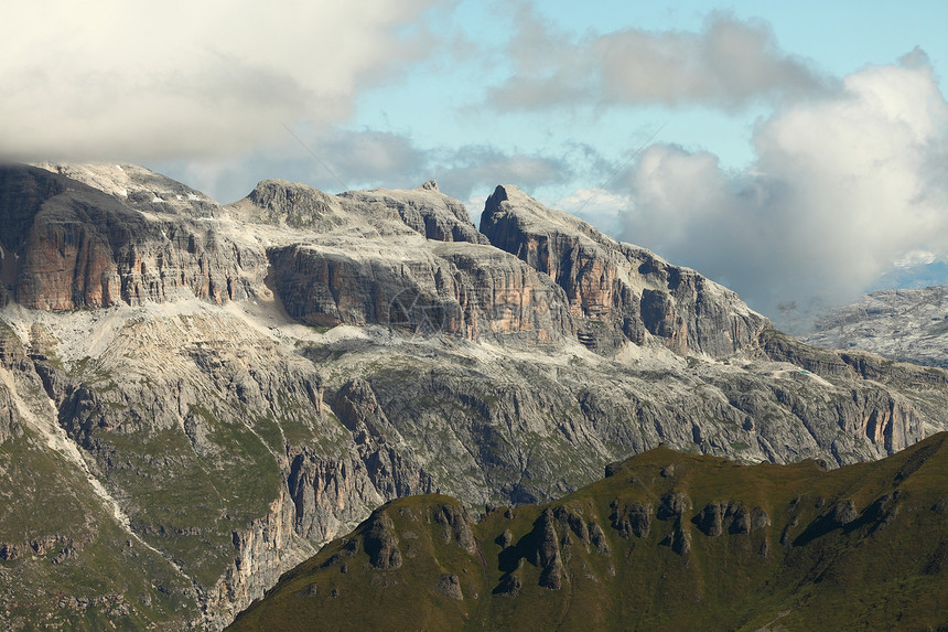 多洛米特远景顶峰登山晴天岩石石灰石编队阳光荒野风景图片