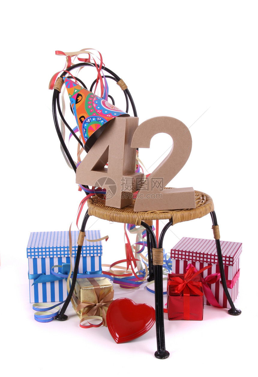 生日快乐与年龄数字 在派对气氛中惊喜包装周年纪念日庆典白色红色礼物工作室奶油图片