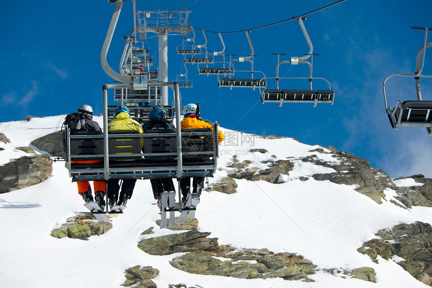 滑雪电梯运动缆车天空椅子旅行悬崖座位活动山脉电缆图片