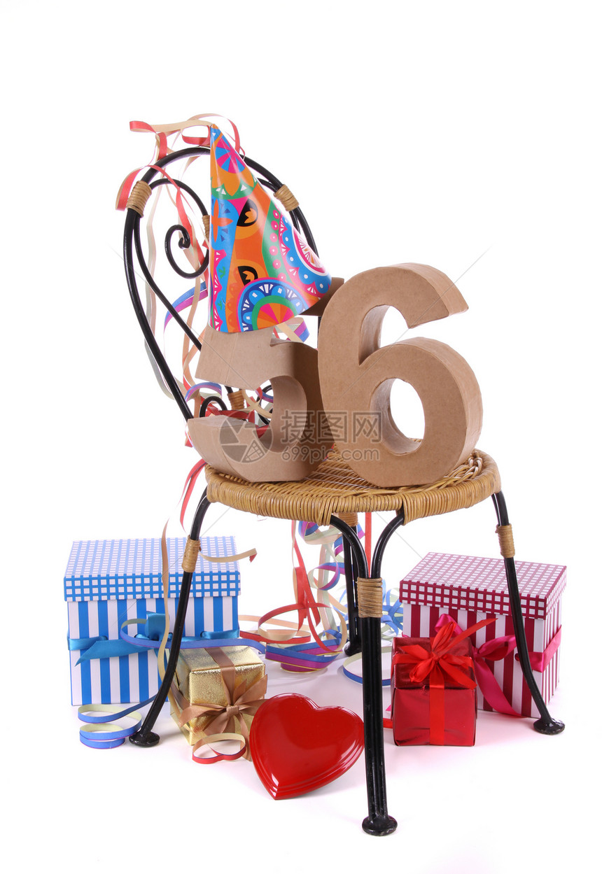 生日快乐与年龄数字 在派对气氛中展示白色纸盒工作室庆典包装红色盒子奶油纪念日图片