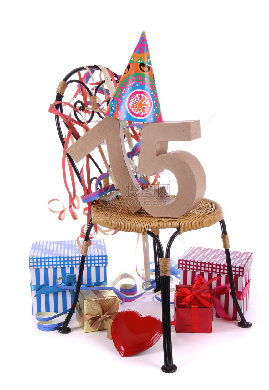 生日快乐与年龄数字 在派对气氛中周年幸福椅子纪念日展示庆典纸板包装白色工作室图片
