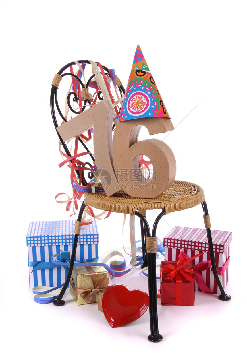 生日快乐与年龄数字 在派对气氛中包装工作室周年白色庆典盒子展示奶油椅子礼物图片