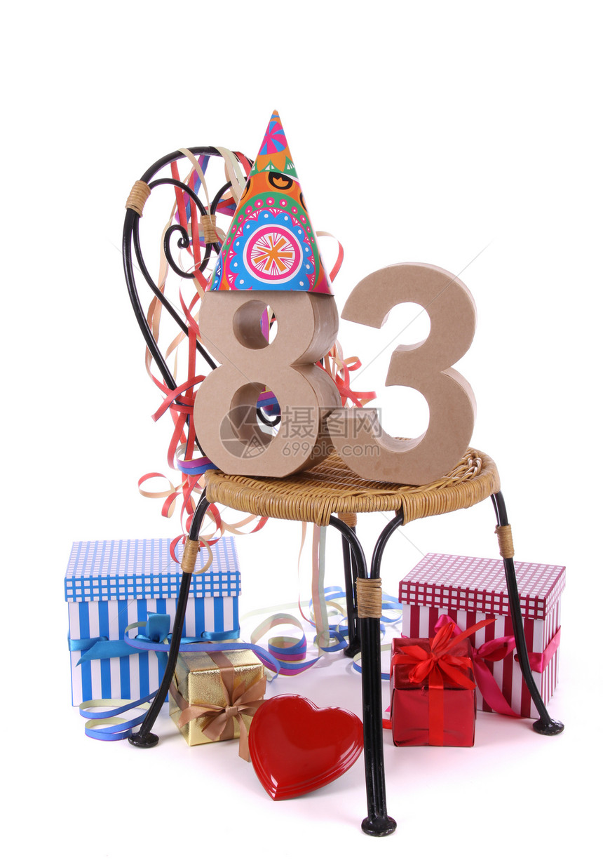生日快乐与年龄数字 在派对气氛中椅子工作室庆典纸板奶油盒子纪念日周年幸福展示图片