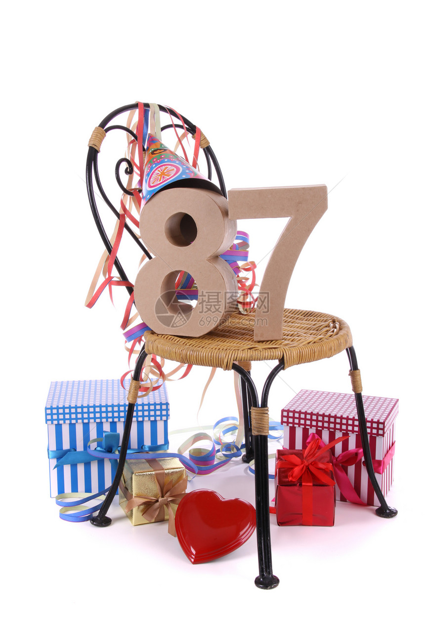 生日快乐与年龄数字 在派对气氛中周年红色展示纸盒礼物幸福包装椅子纪念日庆典图片