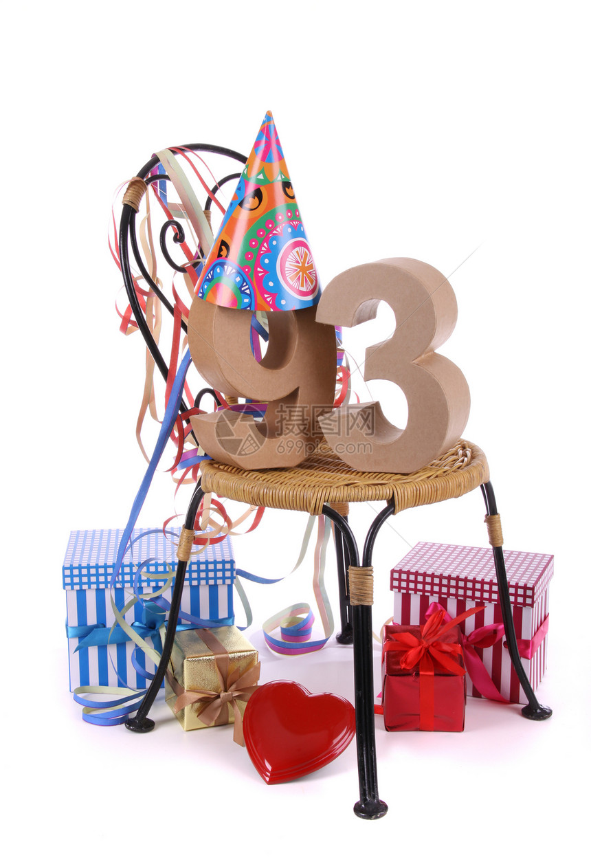 生日快乐与年龄数字 在派对气氛中白色礼物椅子奶油纪念日庆典红色周年工作室幸福图片