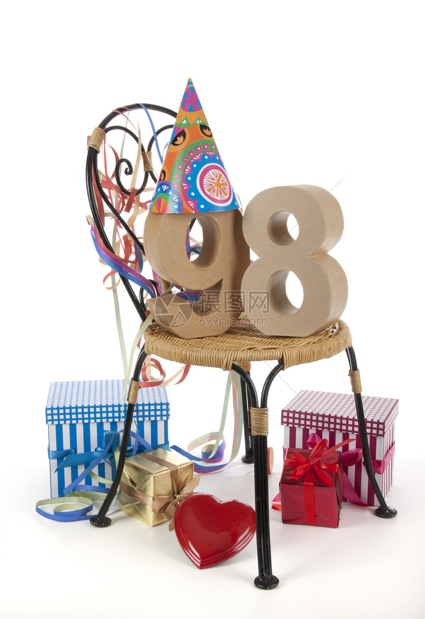 生日快乐与年龄数字 在派对气氛中奶油纸盒工作室纪念日周年展示红色白色盒子庆典图片