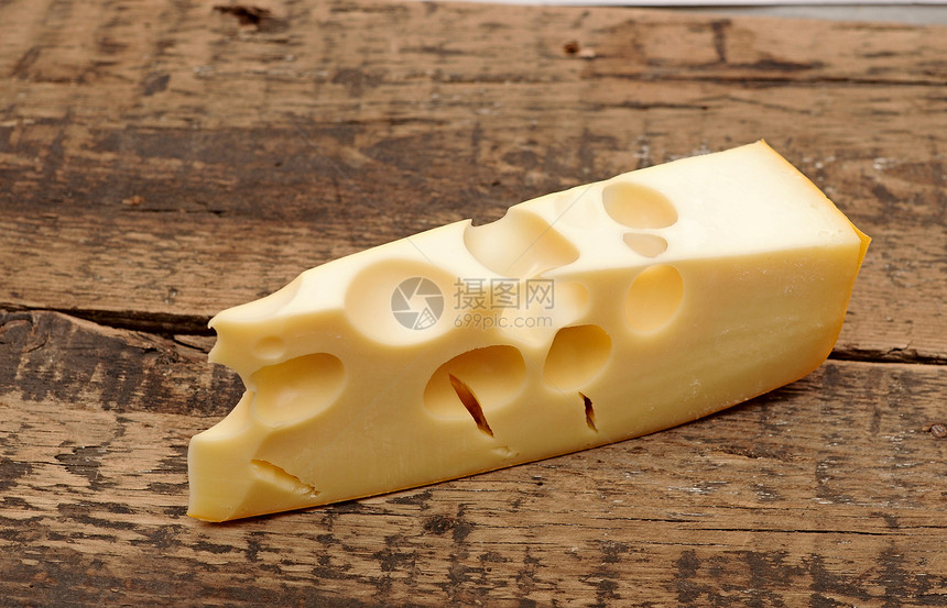 木制背景的奶酪片块图片