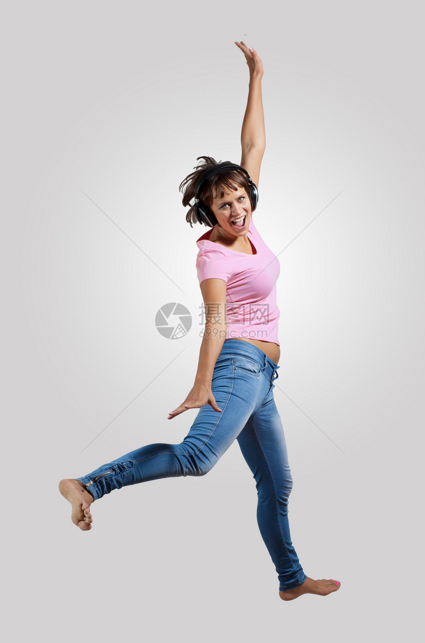 年轻妇女跳舞和跳跃派对运动体操健身房灵活性杂技霹雳舞者有氧运动俱乐部女性图片