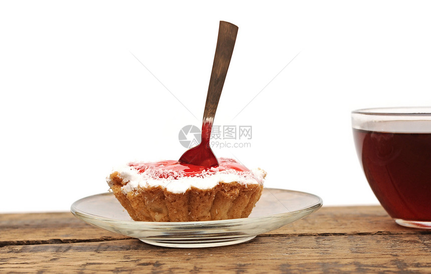 新鲜烤蛋糕 在木制餐桌上闭合勺子馅饼盘子餐厅桌子杯子面包木头营养奶油图片