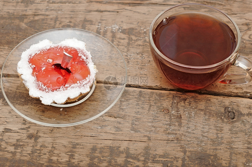 新鲜纸杯蛋糕和木制桌上的玻璃杯茶盘子勺子早餐甜点餐厅桌子馅饼面包蛋糕木头图片