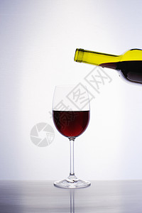 勃艮第葡萄酒古典酒杯红酒桌子奢华派对饮料玻璃杯子酒精餐厅高脚杯反射背景