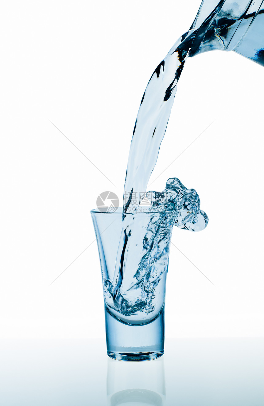 带有水喷洒的摇动器和玻璃涟漪液体口渴饮料反射流动水滴茶点水瓶活力图片