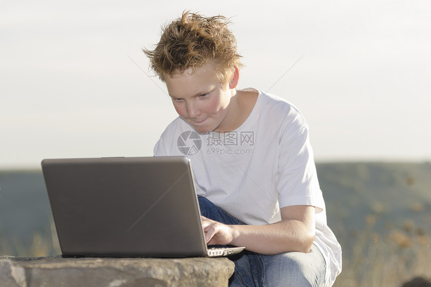 男生在笔记本电脑上玩游戏图片