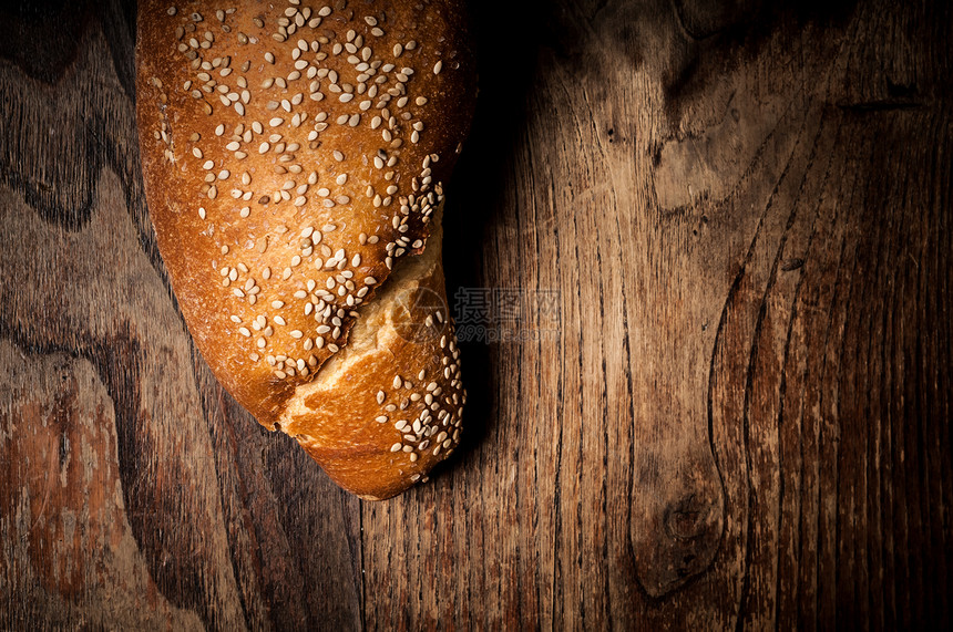 木柴上全面芝麻面包粮食纤维美食金子生物面包师面团乡村营养脆皮图片