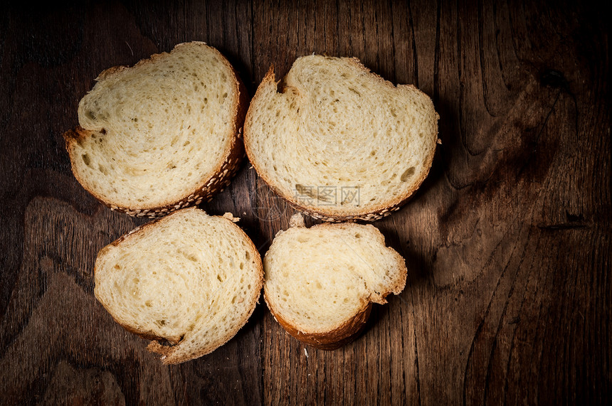 在木头上切片全美芝麻芝麻面包糕点乡村纤维面包师生物种子饮食金子桌子面粉图片