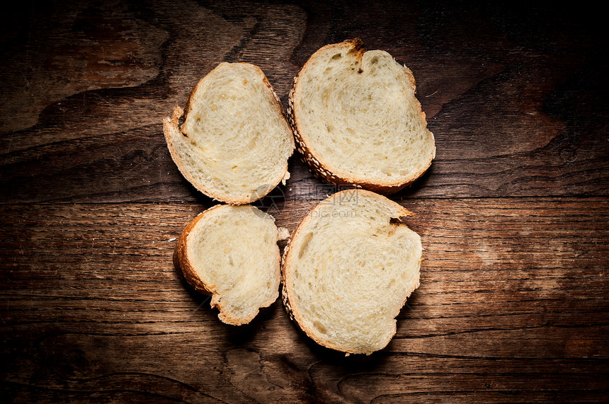 在木头上切片全美芝麻芝麻面包面团桌子脆皮乡村面包师生物营养糕点谷物纤维图片