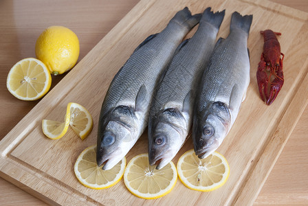 鱼类木板麸子小龙虾柠檬水果食物高清图片