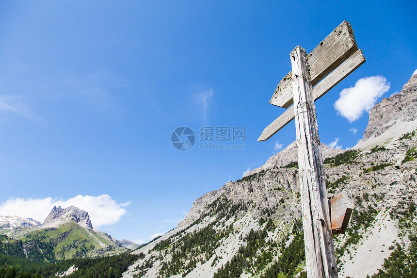 指示信号小路木头路牌爬坡公园踪迹天空邮政指导远足图片