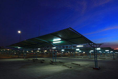 空空停车场空位条纹街道路灯背景图片