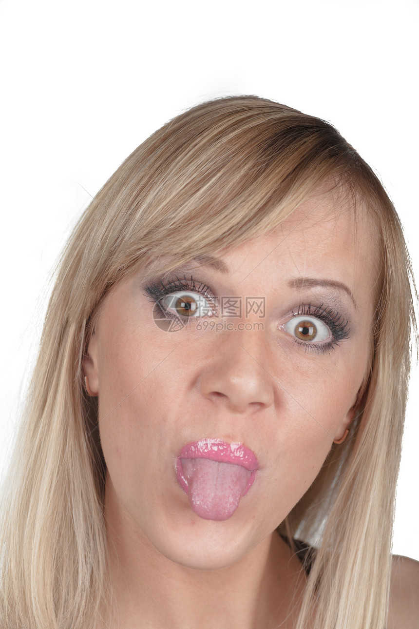 女人做一个有趣的脸孔女士女性金发女郎眼睛女孩工作室白色蓝色舌头头发图片