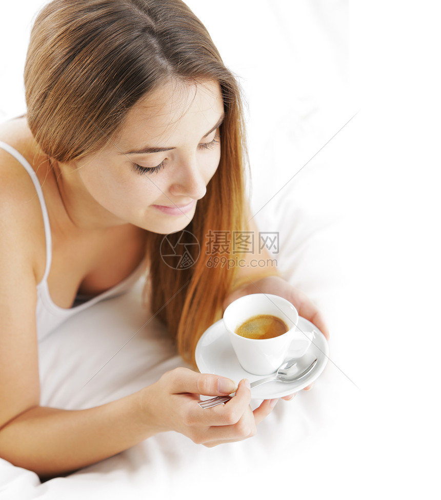 床上热饮微笑青少年福利女性快乐生活方式活力咖啡杯金发白色图片
