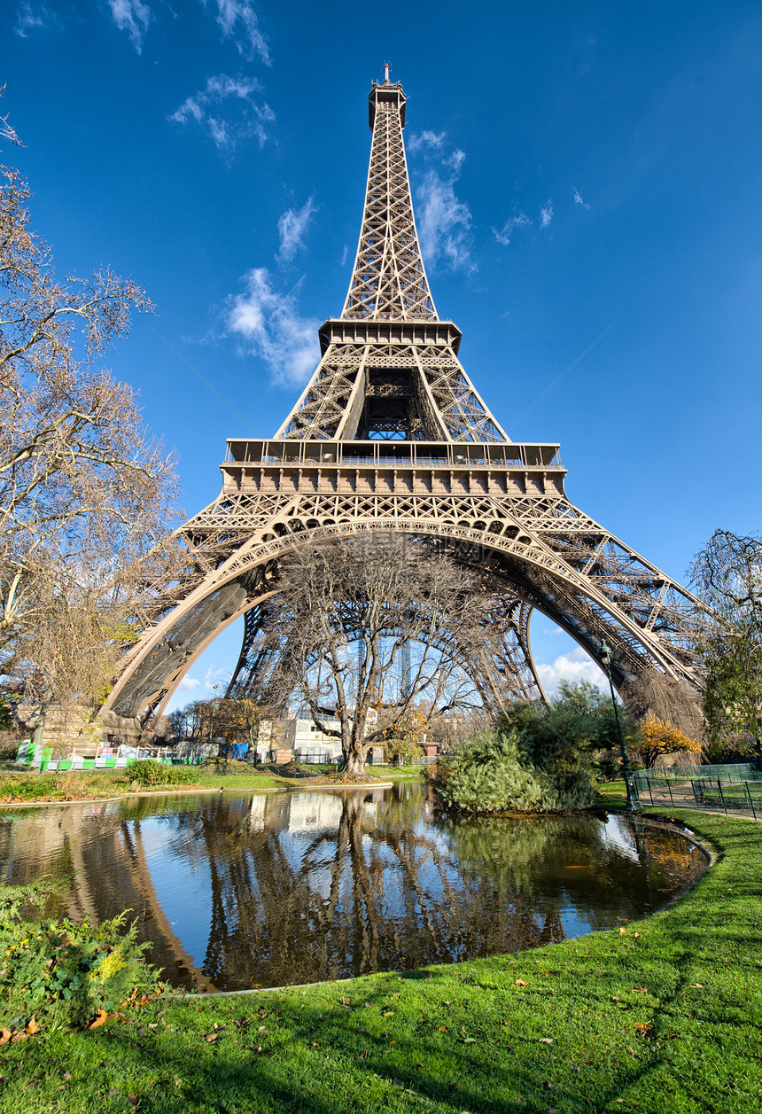 Eiffel铁塔与湖泊和蔬菜植物的宽角景色极佳纪念碑地标天空旅行城市公园季节金属工程明信片图片